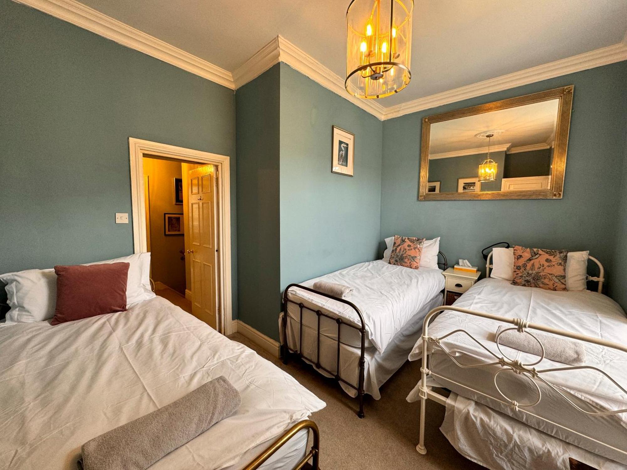 The Pickwick House 2 Bedroom Free Parking Бат Экстерьер фото